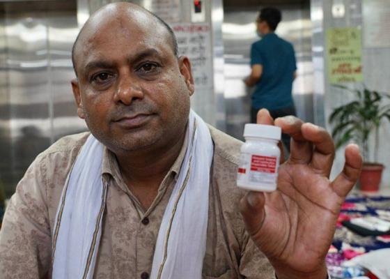 औषधि अभावको मारमा भारतका एचआईभी पीडितहरू