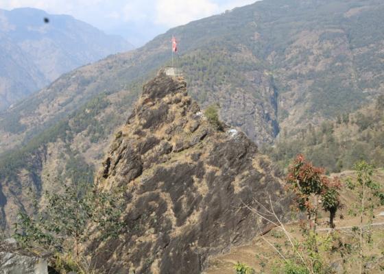 नेपालको ठूलो ढुङ्गा ‘बिजुलुङ ढुङ्गा’, जसलाई फिस्टे चराले बोकेर ल्याएको थियो