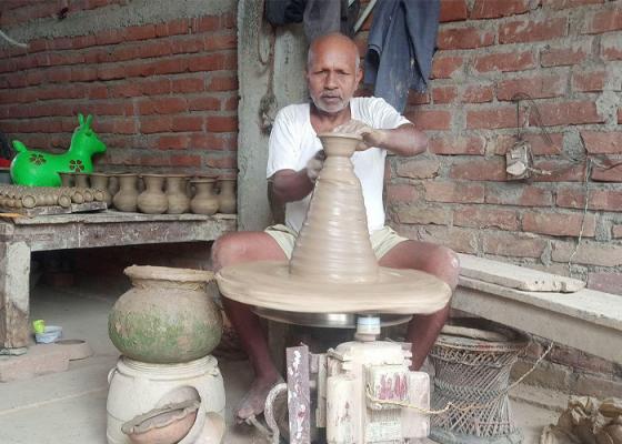 इनरुवाका वर्षीय विनोद पण्डितलाई माटोका भाँडा बनाउन भ्याइनभ्याई