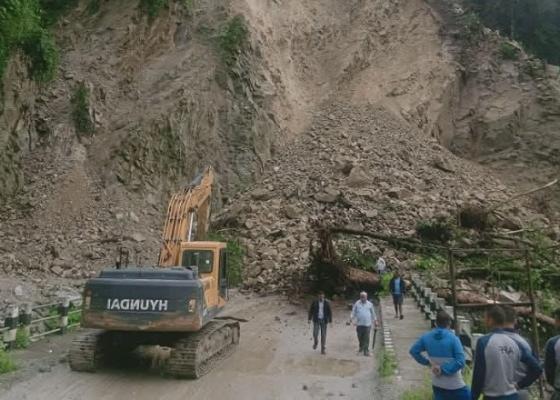 पहिराले उत्तर-दक्षिण कोशी राजमार्ग अवरुद्ध