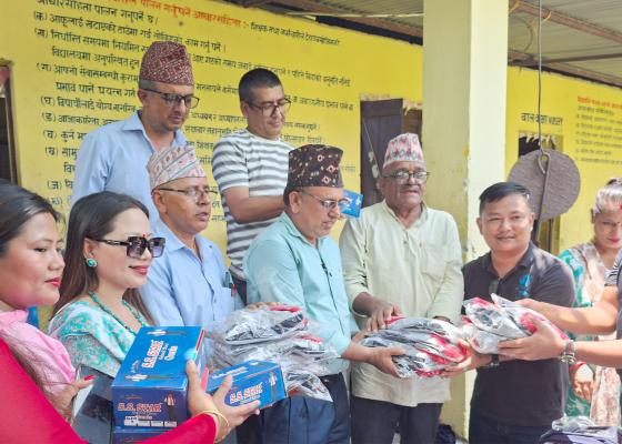 साजिलालका विद्यार्थीलाई पोसाक र जुत्ता सहयोग 