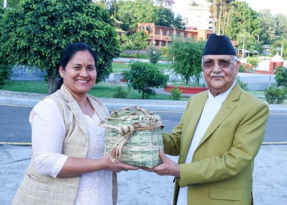प्रधानमन्त्रीलाई राक्सिराङबाट पेरुङोमा ‘चिउरी’ कोसेली