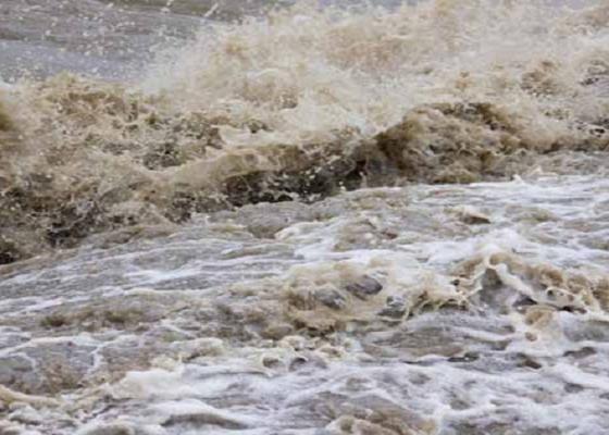 कोशी राजमार्गको भोटखोला खण्डमा बाढीले जलविद्युत् आयोजना र सडक बगायो