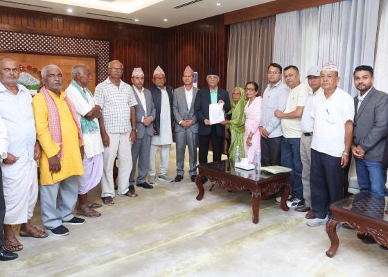 कोशीटप्पु वन्यजन्तु आरक्षबाट विस्थापितले बुझाए प्रधानमन्त्रीलाई ज्ञापन पत्र