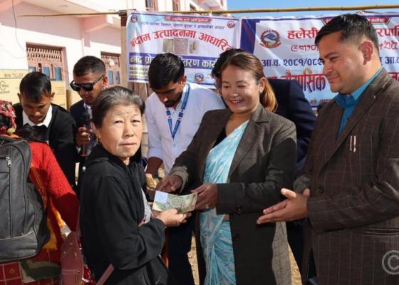 पाँच मुरीभन्दा बढी बदाम फलाउने किसान पुरस्कृत पाँच मुरीभन्दा बढी बदाम फलाउने किसान पुरस्कृत