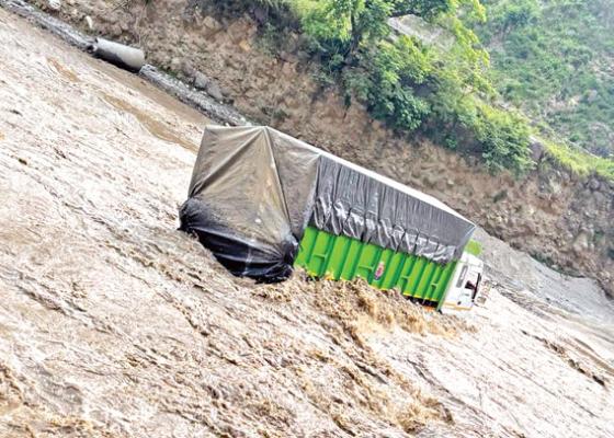 पाँचथर तर्फको सडकः डाइभर्सनको भर,गन्तव्यमा नपुगिने डर