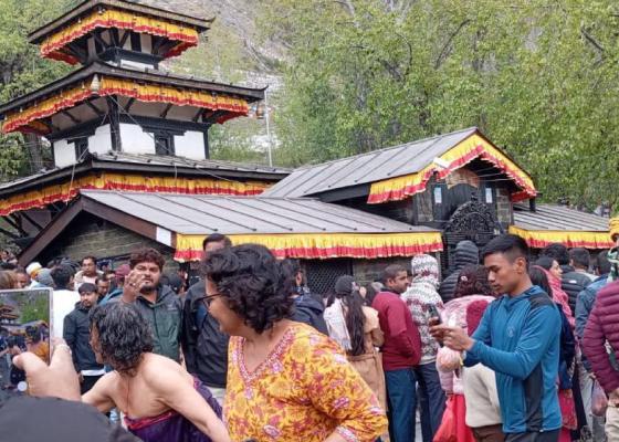 वर्षायाममा पहिलो पटक मुक्तिनाथमा एकै दिन आठ हेलिकप्टर उडान