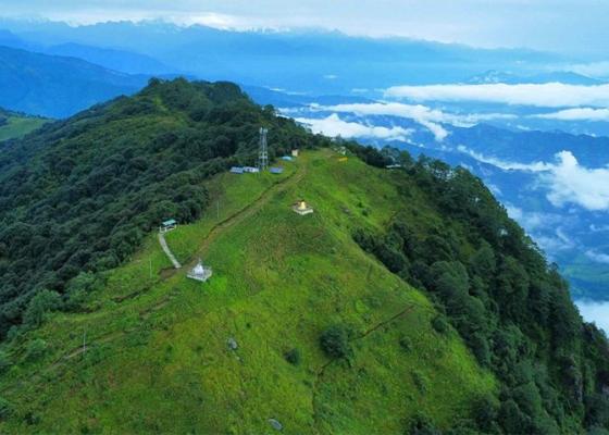 प्राकृतिक सौन्दर्यले पर्यटक लोभ्याउँदै ‘अरुण डाँडा’ प्राकृतिक सौन्दर्यले पर्यटक लोभ्याउँदै ‘अरुण डाँडा’