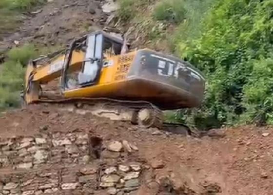 सवारी आवागमन बन्द गरेर परेवाभिरमा सडक मर्मत गरिँदै सवारी आवागमन बन्द गरेर परेवाभिरमा सडक मर्मत गरिँदै