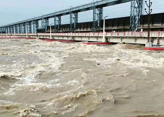 कोशी ब्यारेजमा जलसतह खतराको तह पार कोशी ब्यारेजमा जलसतह खतराको तह पार