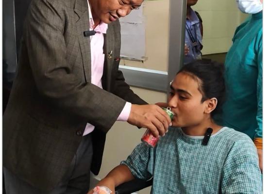 फिनेल सेवनपछि अस्पतालबाटै रोजन शंकरको खुलासाः  ‘बाहिरी दबाब र इगोका कारण यस्तो कदम उठाएँ’