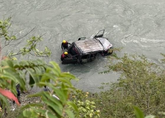 खोटाङ हिँडेको गाडी सुनकोसीमा खस्यो, तीन जनाको मृत्यु