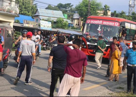स्मार्ट बसपार्कमा बस नपसेपछि धरानमा विवाद चर्कियो, वडाध्यक्षसहित स्थानीय सडकमा स्मार्ट बसपार्कमा बस नपसेपछि धरानमा विवाद चर्कियो, वडाध्यक्षसहित स्थानीय सडकमा