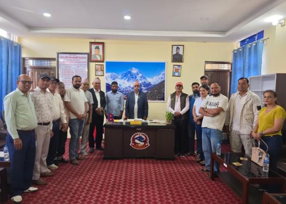 अदालतमा मुद्दा विचाराधीन रहेकै बेला अम्बे कोशी सहकारीको भवन खाली, मन्त्रीसमक्ष पीडितको आपत्ति