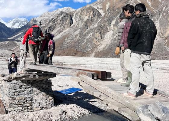 कञ्चनजङ्घा क्षेत्रको लोनाक खोलामा काठेपुल निर्माण गरेपछि पर्यटकलाई आउजाउ गर्न सहज कञ्चनजङ्घा क्षेत्रको लोनाक खोलामा काठेपुल निर्माण गरेपछि पर्यटकलाई आउजाउ गर्न सहज